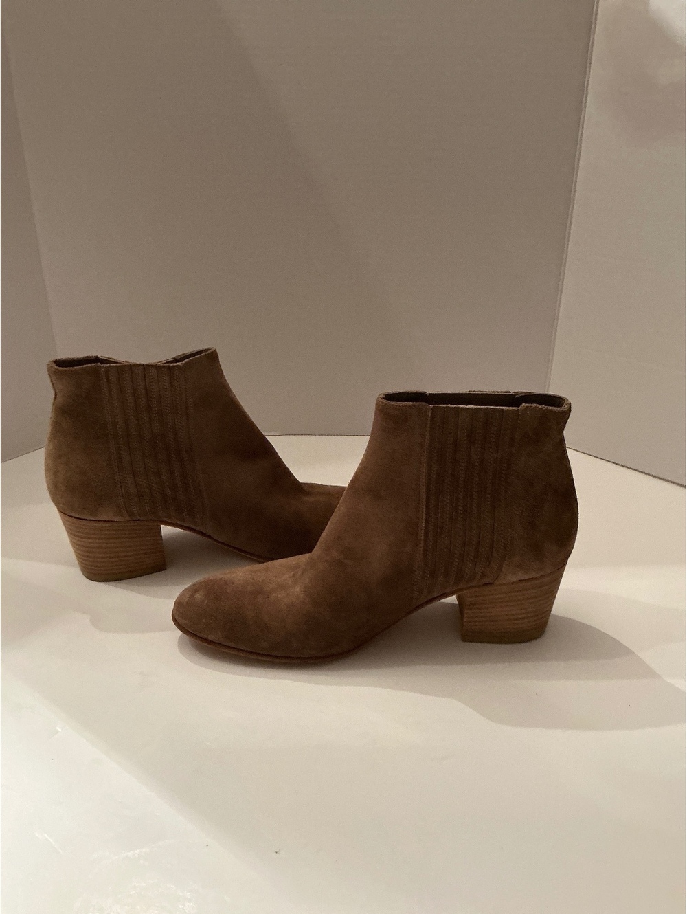 Vince women’s Haider Boot Size 8 Tan Taupe Suede Bootie Italy